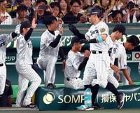 　６回、ソロを放った佐藤輝を迎える才木（中央）ら阪神ナイン（撮影・山口登）