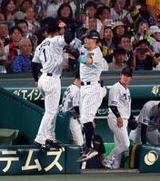 　６回、ソロを放った佐藤輝（右）は森下とジャンプし喜ぶ（撮影・山口登）