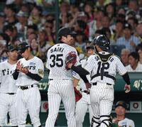 　６回、ピンチを脱し、笑顔を見せる才木（３５）＝撮影・北村雅宏