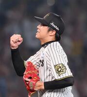 　９回、宮崎を二ゴロに打ち取って完封勝利を飾り、ガッツポーズを見せる才木（撮影・立川洋一郎）