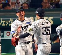 　藤川監督は完封勝利を飾った才木を迎える（撮影・山口登）