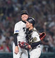 　完封勝利を挙げ、坂本と喜び合う才木（左）＝撮影・北村雅宏