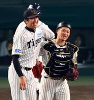 　完封勝利を飾り才木（左）は坂本と喜ぶ（撮影・山口登）