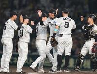 　完封勝利を挙げ、ナインと喜びを分かち合う才木（中央）＝撮影・北村雅宏