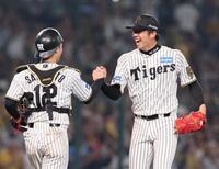 　９回、宮崎を二ゴロに打ち取って完封勝利を飾り、坂本（左）と喜びを分かち合う才木（撮影・立川洋一郎）