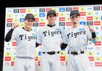 　お立ち台に上がって笑顔を見せる（左から）大山、才木、佐藤輝（撮影・立川洋一郎）