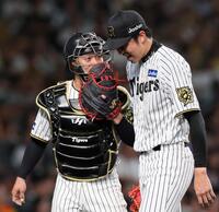 　６回を投げ終えて才木（右）に声をかけて引き揚げる坂本（撮影・立川洋一郎）