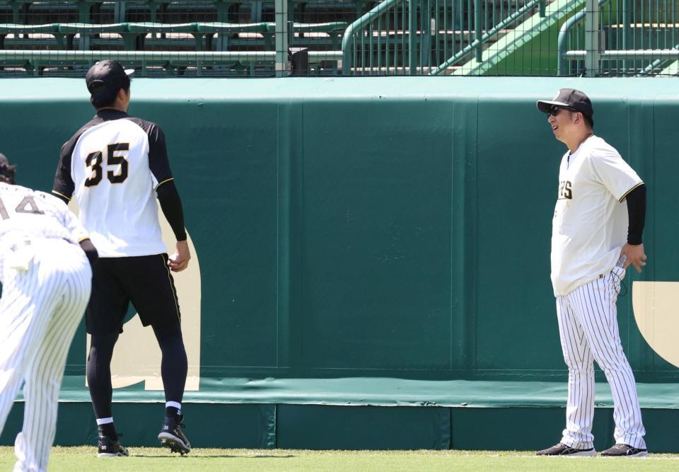 　才木に声を掛ける藤川監督（右）＝撮影・北村雅宏