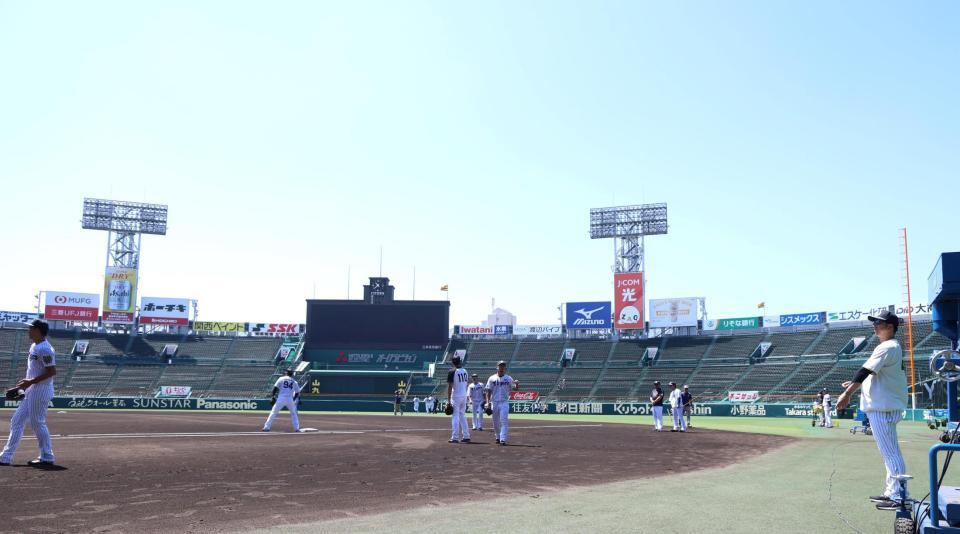 　練習を見守る藤川監督（右端）＝撮影・北村雅宏