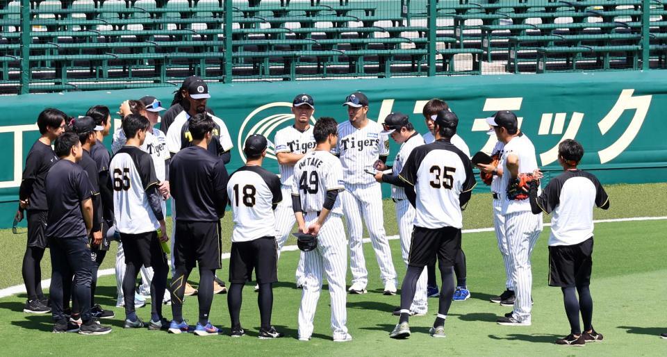 　円陣を組む投手陣