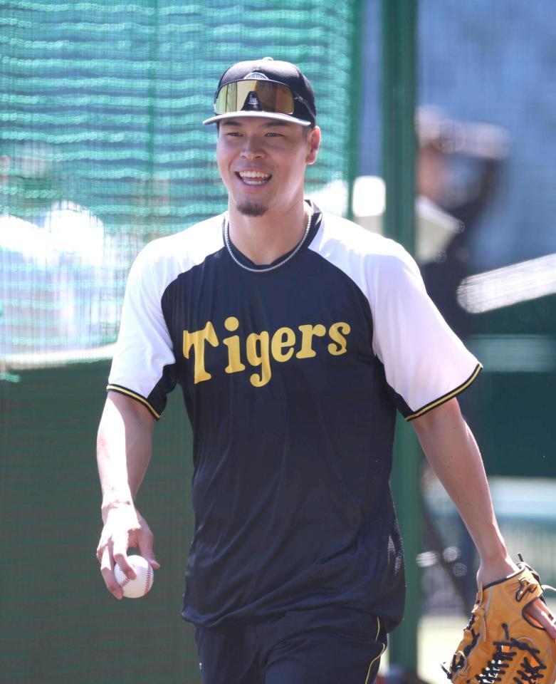 　練習中に笑顔を見せる佐藤輝（撮影・北村雅宏）