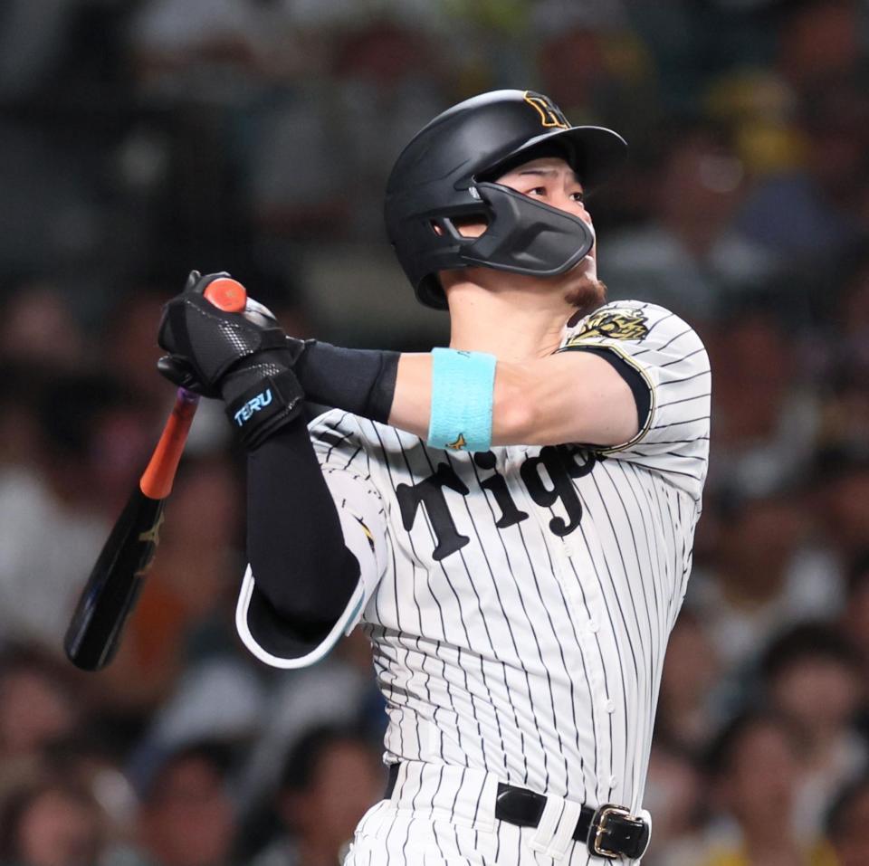 　６回、右翼スタンドへソロを放つ佐藤輝（撮影・立川洋一郎）