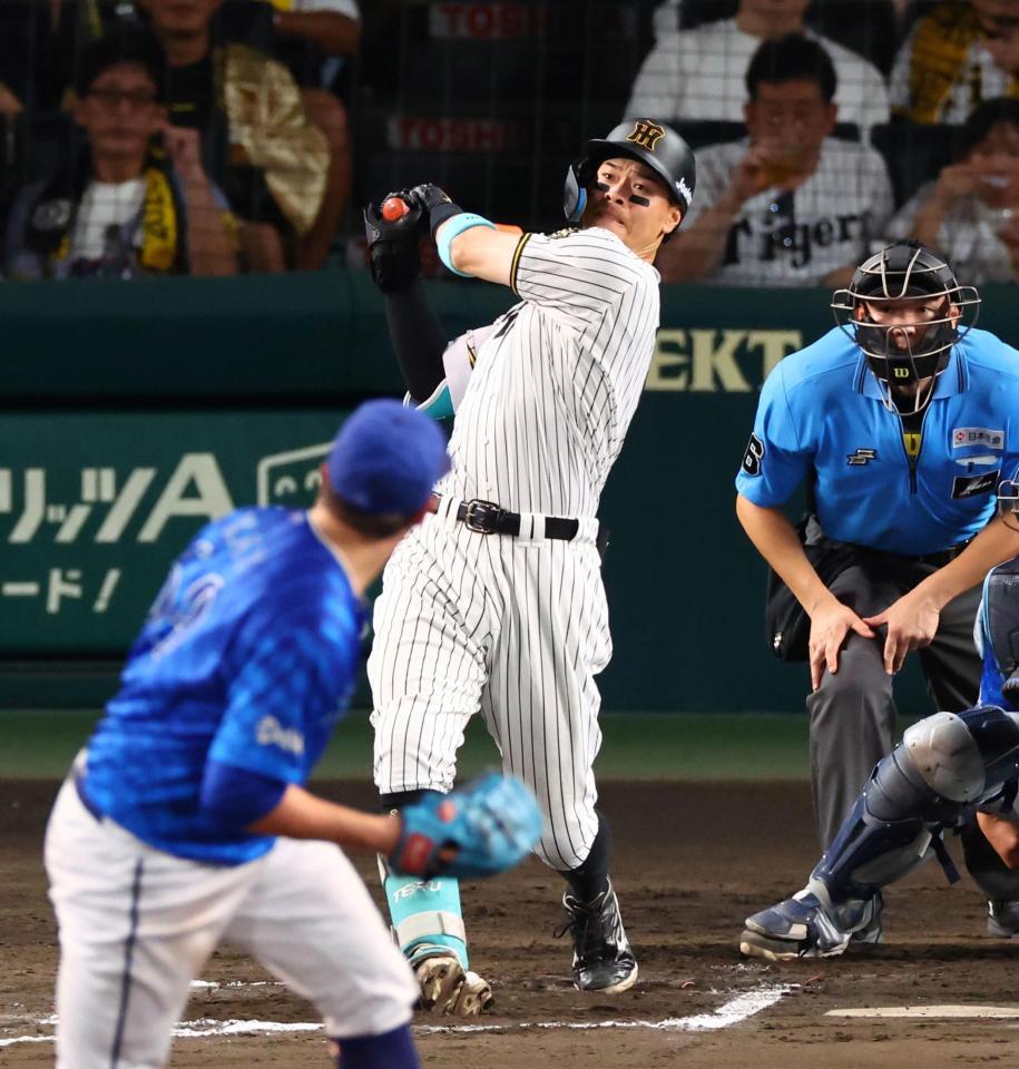 　６回、右越えにソロを放つ佐藤輝（撮影・山口登）