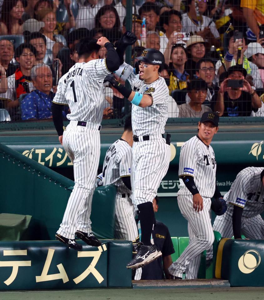 　６回、ソロを放った佐藤輝（右）は森下とジャンプし喜ぶ（撮影・山口登）