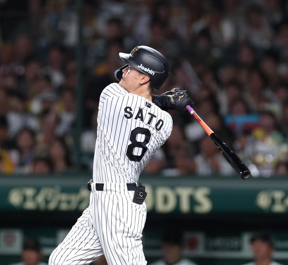 　６回、ソロを放つ佐藤輝（撮影・北村雅宏）