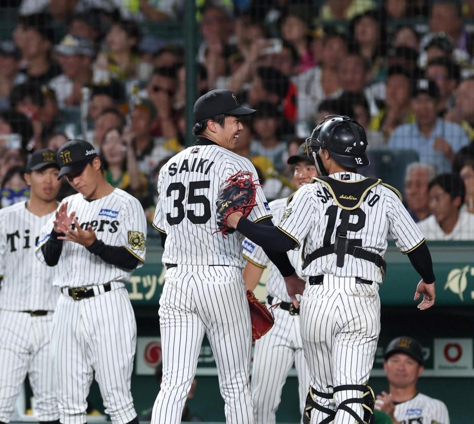 　６回、ピンチを脱し、笑顔を見せる才木（３５）＝撮影・北村雅宏