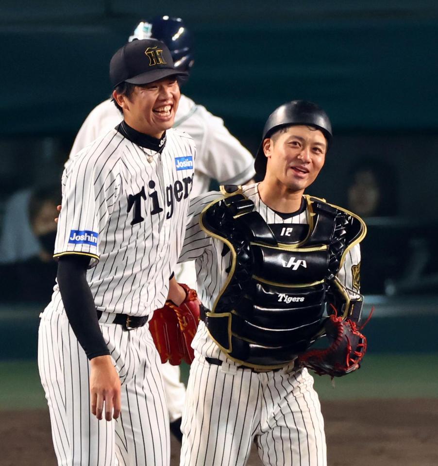 　完封勝利を飾り才木（左）は坂本と喜ぶ（撮影・山口登）