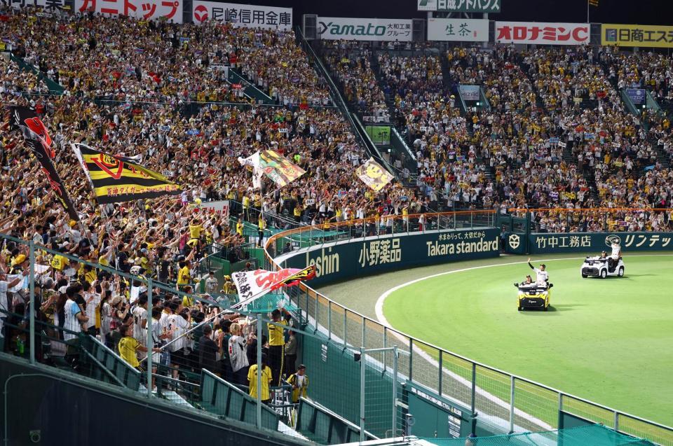 　ファンの声援を受け、場内一周する才木と佐藤輝（撮影・山口登）