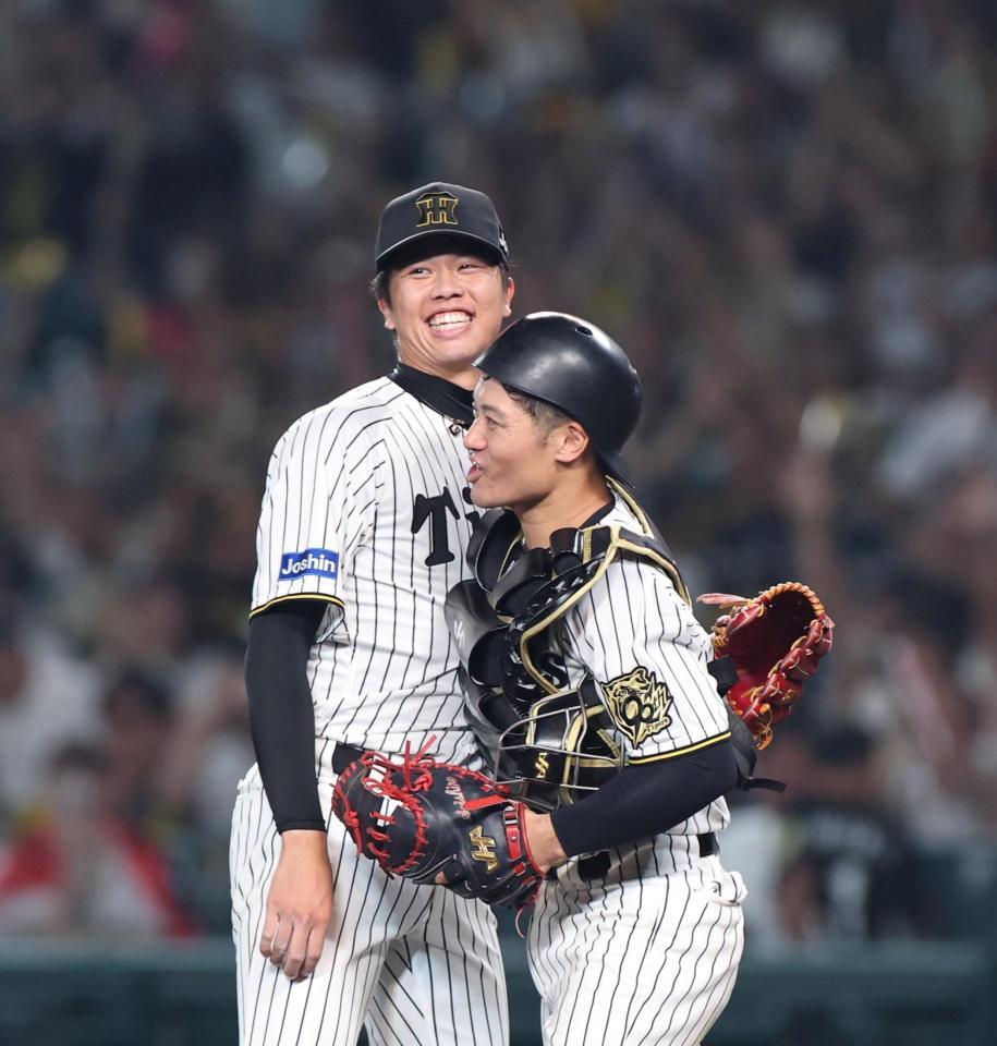 　完封勝利を挙げ、坂本と喜び合う才木（左）＝撮影・北村雅宏