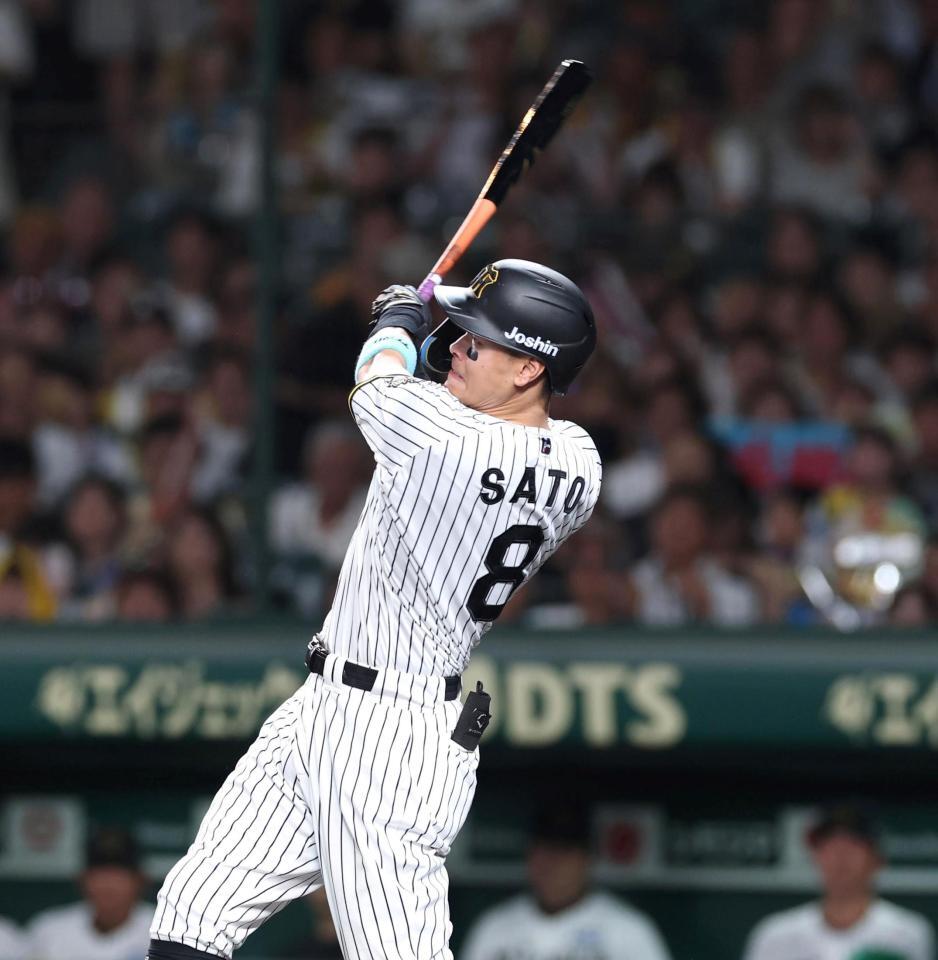 　６回、ソロを放つ佐藤輝（撮影・北村雅宏）