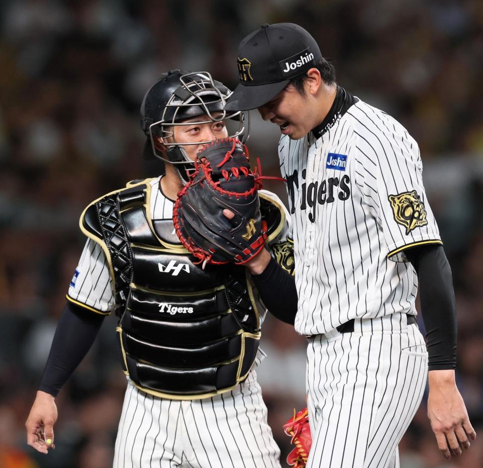 　６回を投げ終えて才木（右）に声をかけて引き揚げる坂本（撮影・立川洋一郎）