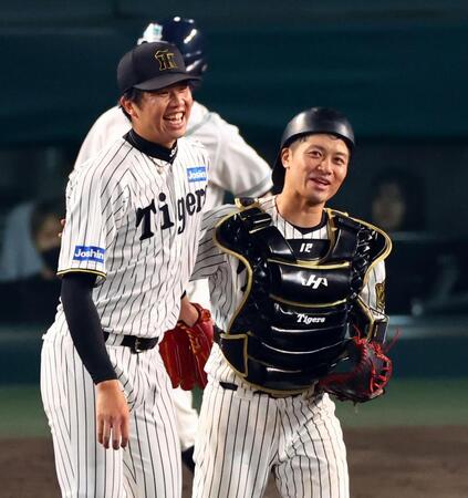 　完封勝利を飾り才木（左）は坂本と喜ぶ（撮影・山口登）