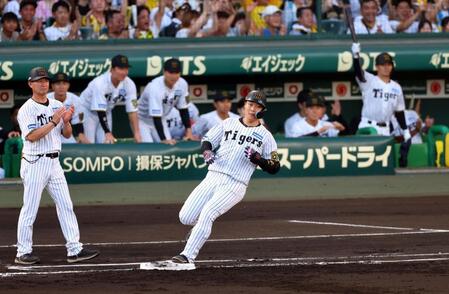 　１回、中前に先制適時打を放つ大山（撮影・山口登）