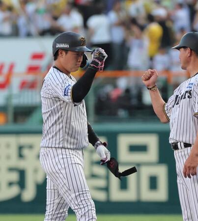 　１回、先制適時打を放ち、筒井コーチとタッチを交わす大山（左）＝撮影・北村雅宏