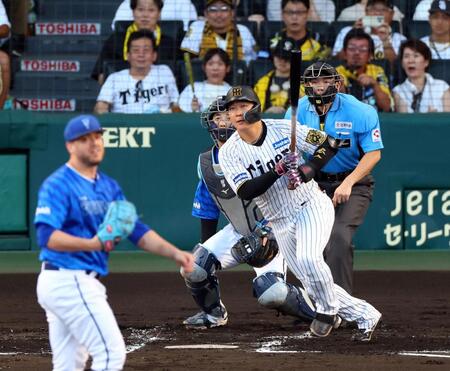 　１回、中前に先制適時打を放つ大山（撮影・山口登）