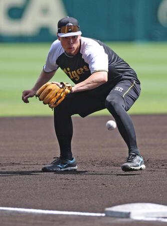 　試合前、ノックを受ける佐藤輝（撮影・北村雅宏）