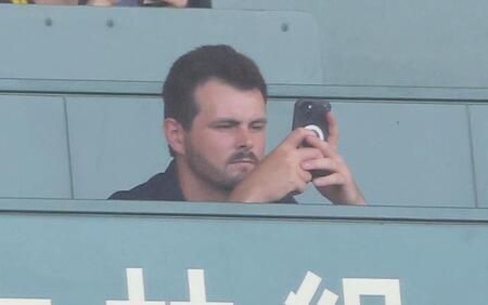 　試合を観戦するハートウィグ（撮影・北村雅宏）