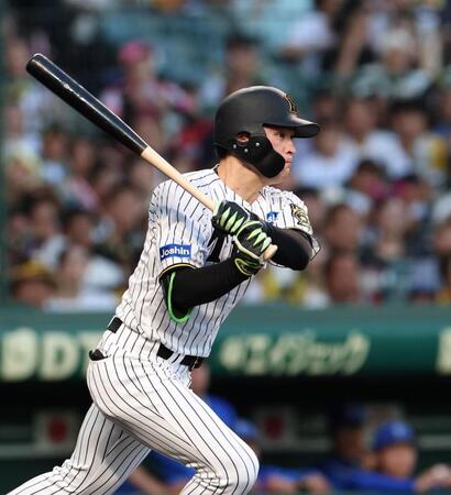 　２回、右前打を放つ高寺（撮影・北村雅宏）