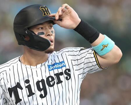 　２回、坂本の適時打で生還した佐藤輝は中堅方向に目をやる（撮影・北村雅宏）