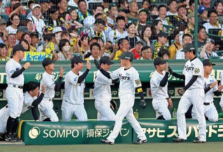 　２回、森下の三ゴロとエラーで生還しナインとタッチを交わす（手前右から）高橋と近本（撮影・立川洋一郎）