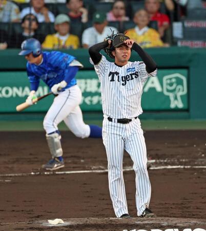　２回、松尾を遊飛に打ち取る高橋（撮影・立川洋一郎）