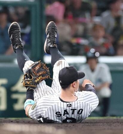 　８回、牧のライナーを捕球した佐藤輝（撮影・北村雅宏）