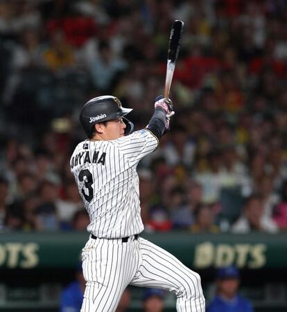 　７回、２点適時二塁打を放つ大山（撮影・北村雅宏）