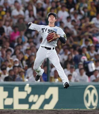 　４回、京田のゴロを処理し、一塁へジャンピングスローする小幡（撮影・北村雅宏）