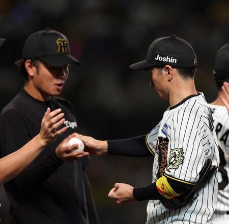 　高橋にウイニングボールを手渡す近本（右）＝撮影・北村雅宏