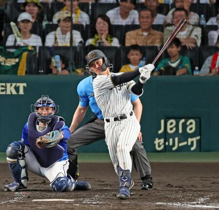 　３回、中前打を放つ坂本（撮影・立川洋一郎）