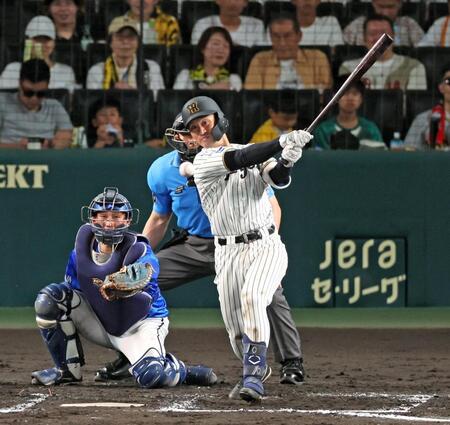 　６回、中前打を放つ坂本（撮影・立川洋一郎）