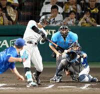 　６回、２６号ソロを放つ佐藤輝（撮影・山口登）