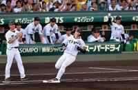 　１回、中前に先制適時打を放つ大山（撮影・山口登）