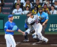 　１回、中前に先制適時打を放つ大山（撮影・山口登）