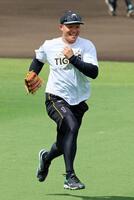 　守備位置へ向かってダッシュする森下（撮影・立川洋一郎）