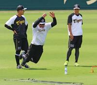 　ラダーを使って幅跳びをする森下（撮影・立川洋一郎）