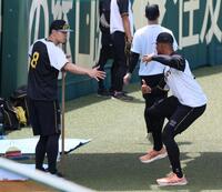 　デュプランティエ（右）とバッティングの話をする佐藤輝（撮影・立川洋一郎）