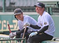 　バント練習中に笑顔を見せる小幡（左）と村上（撮影・北村雅宏）