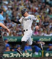 　２回、坂本の適時打で本塁へ生還する佐藤輝（撮影・北村雅宏）