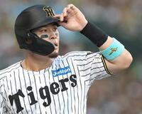 　２回、坂本の適時打で生還した佐藤輝は中堅方向に目をやる（撮影・北村雅宏）